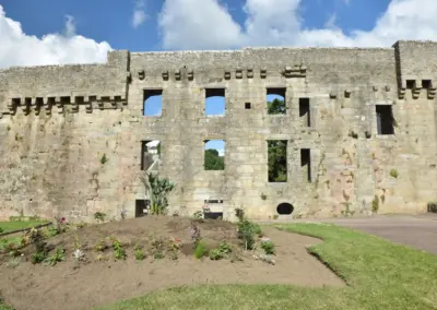 Stadtmauer mit Fensteröffnungen in Hennebont Frankreich