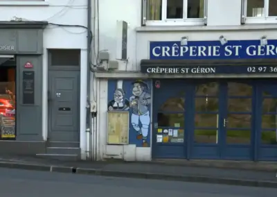 Graffiti mit zwei Figuren mit dicker Nase an einer Creperie in Hennebont