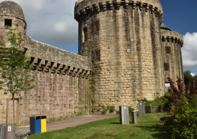 Fort zeigt die Porte Broërec, das Tor ist der Eingang zur Ville Close und beherbergt ein Museum in den Türmen