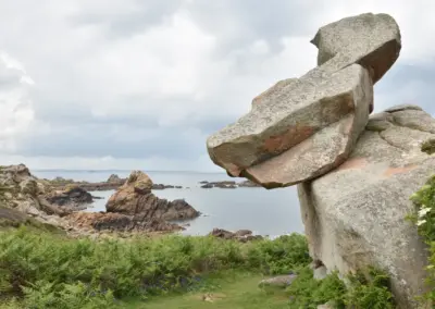 Der enthauptete Felsen von der anderen Seite fotografiert, markante Felsformation Le Diben