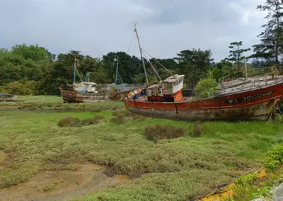 zwei alte verrottete Schiffe in Ebbesumpf - Le Diben Bretagne