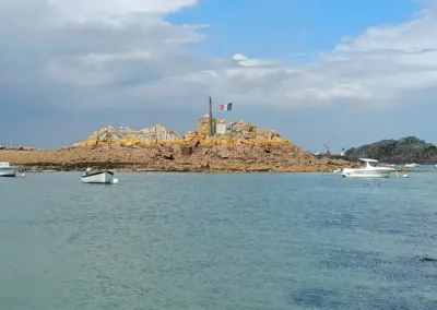 Insel im Hafen von Le Diben mit Denkmal und französischer Flagge