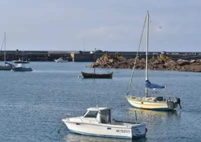 Segelboote im Hafen Le Diben