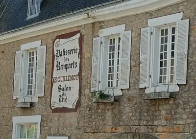 Haus aus bretonischem Granitstein wo sich ein Lokal drin befindet