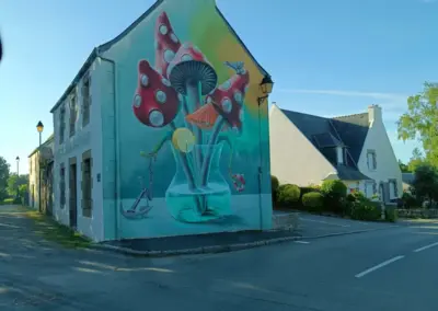 Graffiti mit einem Cocktailglas und Fliegenpilzen drin wo auf einem ein Frosch sitzt