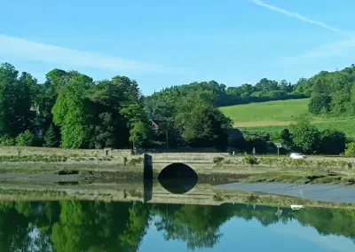 Fluß mit Grünlandschaft und Bogenbrücke Morlaix