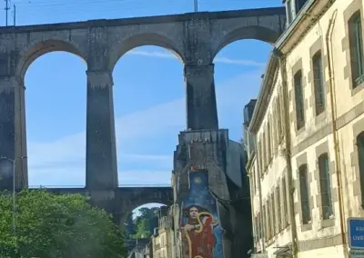 Viadukt in Morlaix und Graffitiy auf der Hauswand darunter