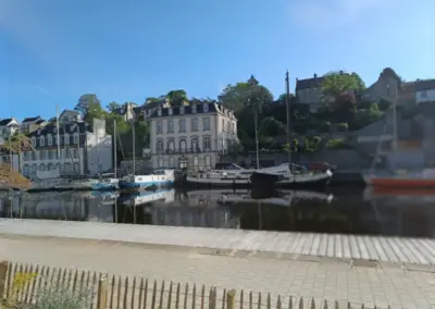 Hafen und gegenüberliegend Häuser am Fluss in Morlaix