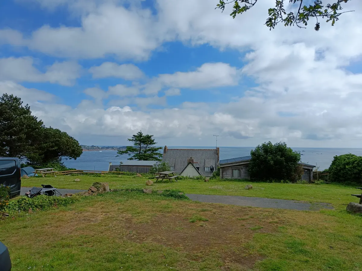 Aussicht Campingplatz du Rohou in Ploubazlanec. Wir stehen auf einem Plateau und schauen direkt aufs Meer.