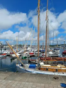 Schiffe im Hafen von Paimpol bei Sonnenschein