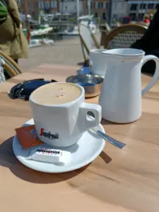 Cafe au lait in Paimpol am Hafen