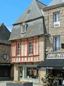 Geschäfte in altem Fachwerkhaus in weiß hellrot