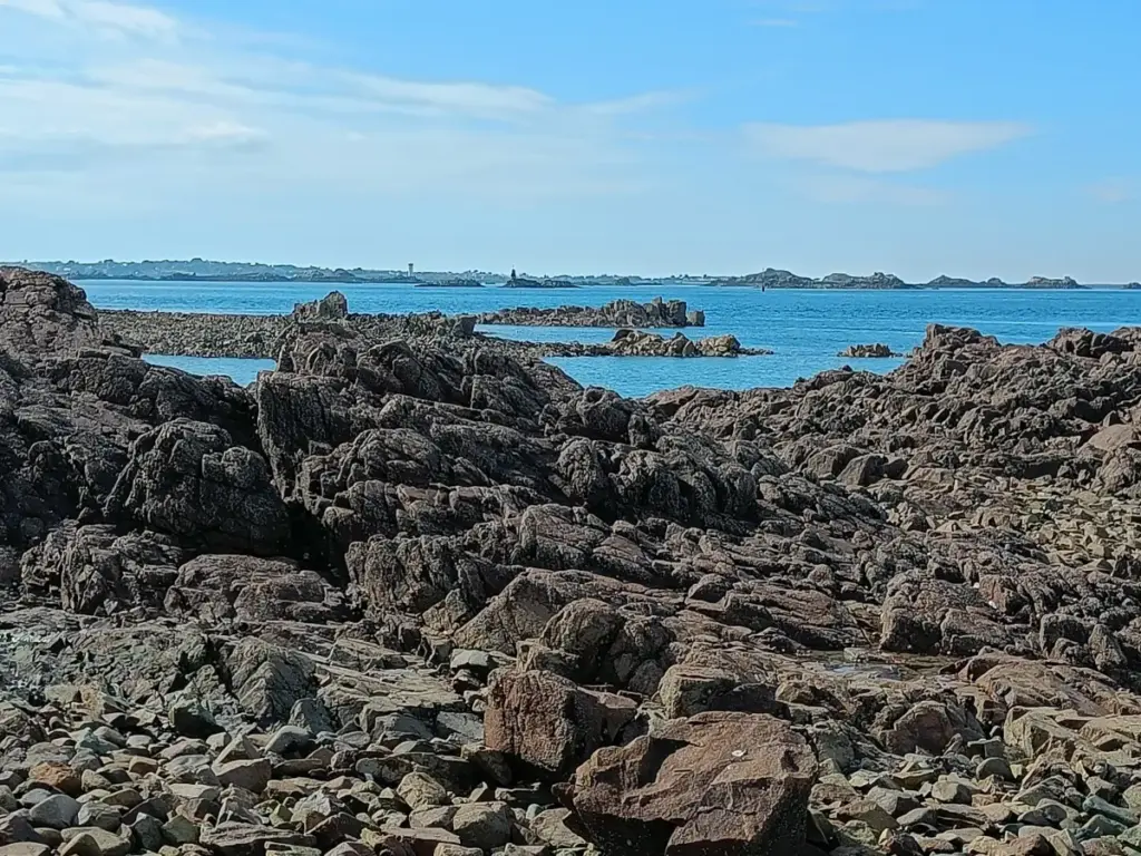 Felsenlandschaft bei Ebbe in Ploubazlanec - Bretagne Frankreich