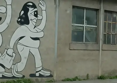 Graffity weiß schwarz Frau mit Handtasche im Lauf in Saint Malo Bretagne