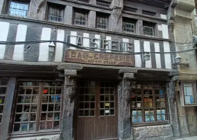 altes Fachwerkhaus wo eine Bar und Creperie untergebracht ist auf Mont Saint Michel