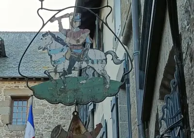 altes Postschild mit Mann auf Pferd auf Le Mont Saint Michel im unteren Dorfteil