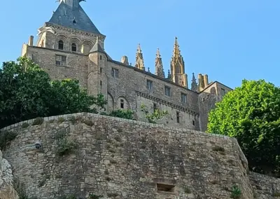 Anblick von unten der Kathedrale Le Mont Saint Michel