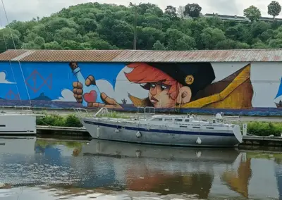 Im Hafen von Légué Graffity mit Jungenkopf und Flaschenpost mit Herzchen drauf