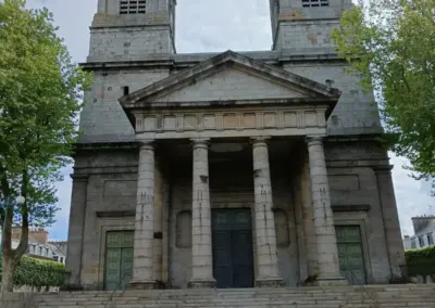 basilique Notre-Dame d'Espérance de Saint-Brieuc, Vorderansicht mit zwei Türmen, auf der linken Seite eine Uhr und vorne ein Spitzdach mit 4 Säulen