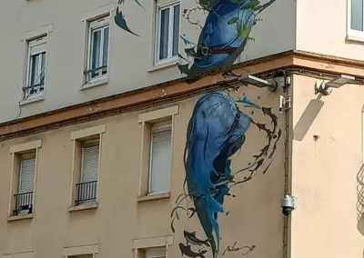 Graffity schlanke Form in Blau mit Trichter, wo Grünes wächst - undefinierbar. Saint Brieuc Bretagne