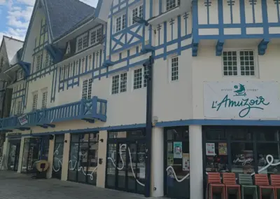 historisches blauweißes Gebäude in blau und creme Farben mit Fachwerk