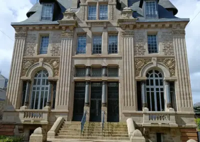 historische Gebäude mit vielen Säulen und Verzierungen in Saint Brieuc, Bretagne