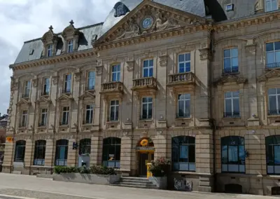 Postgebäude Saint Brieuc. Historisches Gebäude mit Uhr in der Mitte und Skulpturen