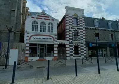 historische alte Häuser in Saint Brieuc mit rot-weißer Fassade