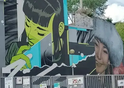 Graffity mit zwei Frauenköpfen auf der Straße zum Bahnhof Saint Brieuc Bretagne