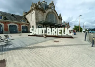 Saint Brieuc Schriftzug in großen Buchstaben weiß vor dem Bahnhof