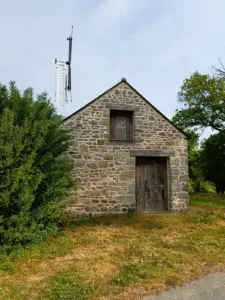 seitliche Ansicht mit Chappe Telefgraf an einem Bruchstein-Haus. Der Telegraf kann sich ausklappen