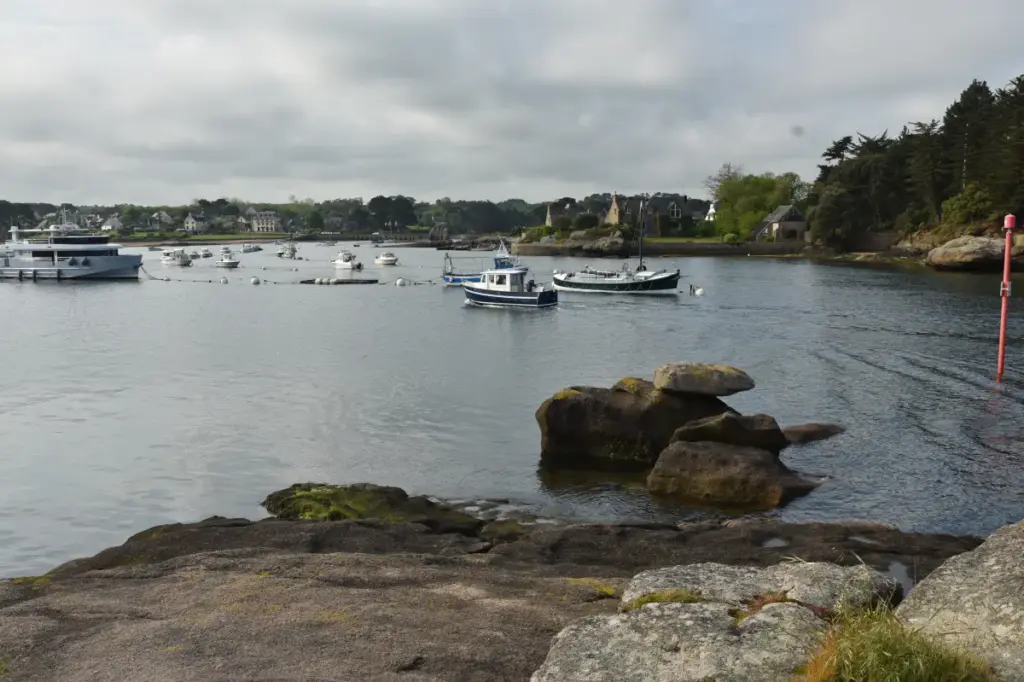 Hafen bei Flut in Tourony Bretagne