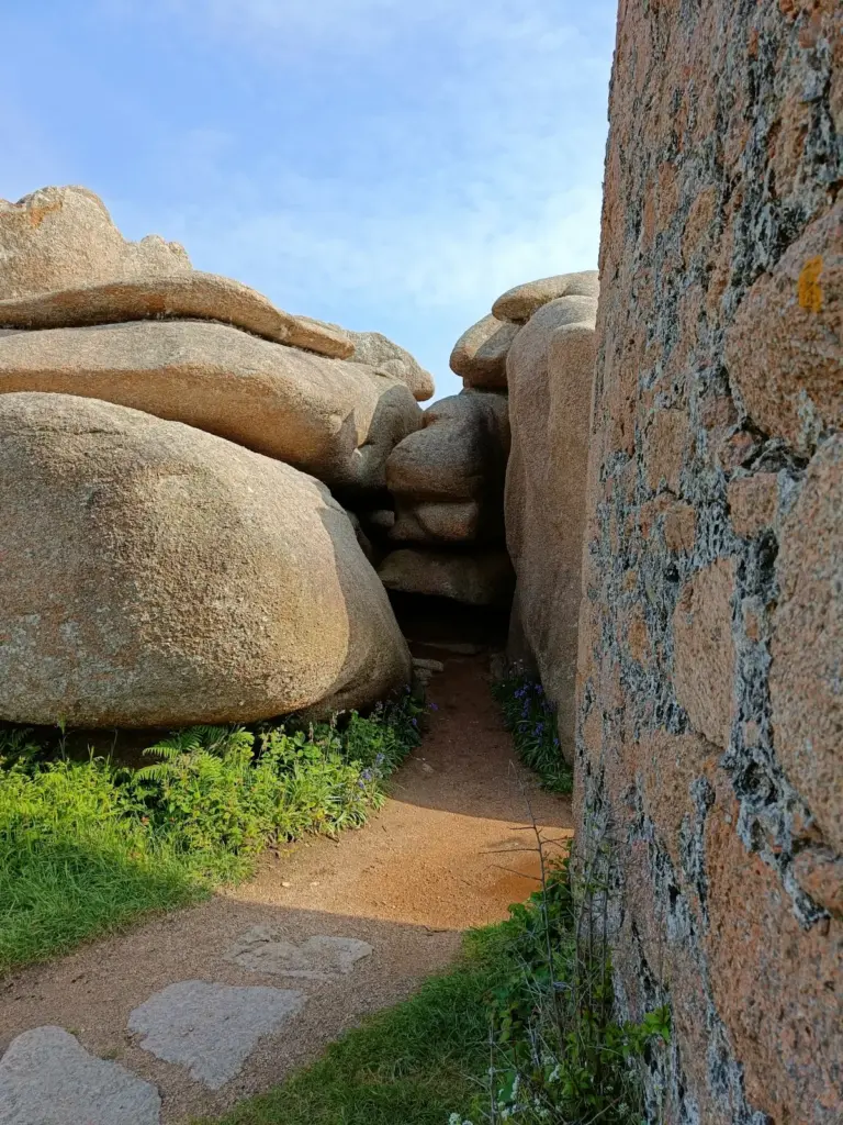 schmaler Weg an der Granitküste mit Endstation zwischen Felsblöcken in Trégastel