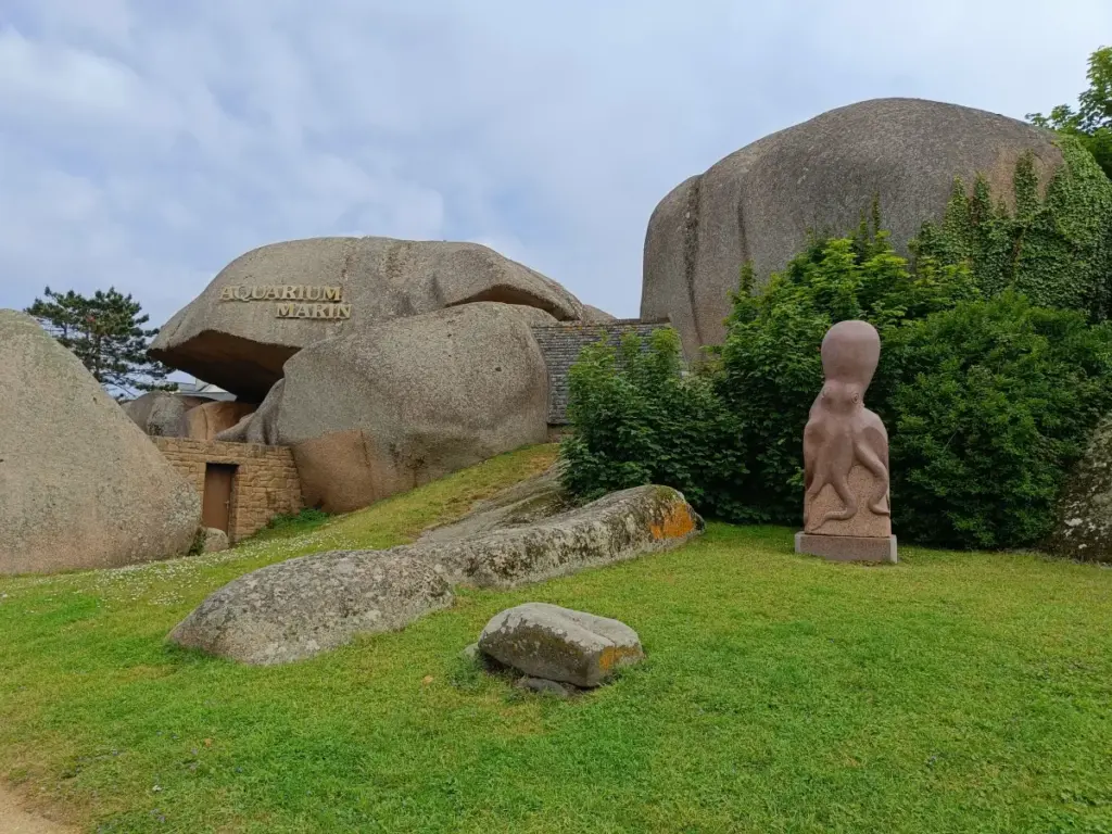 Aquarium Tregastel in riesige Felsbrocken integriert und mit einer Quallen-Skulptur Tregastél