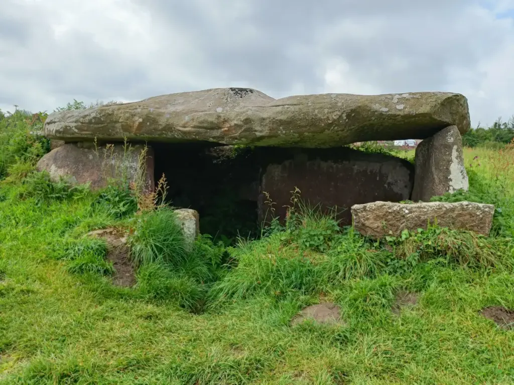 Dolmen de Kerguntuil in Plomeur