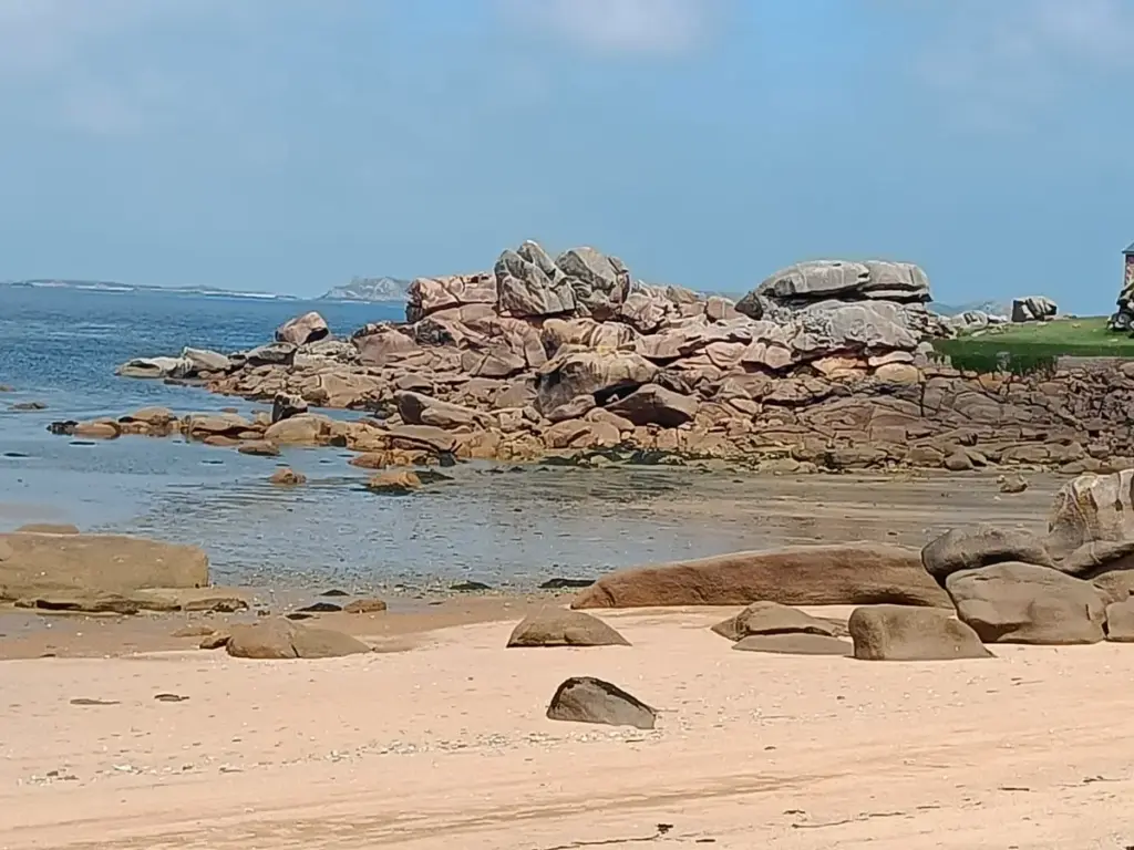 Felshaufen am Strand von Trégastel