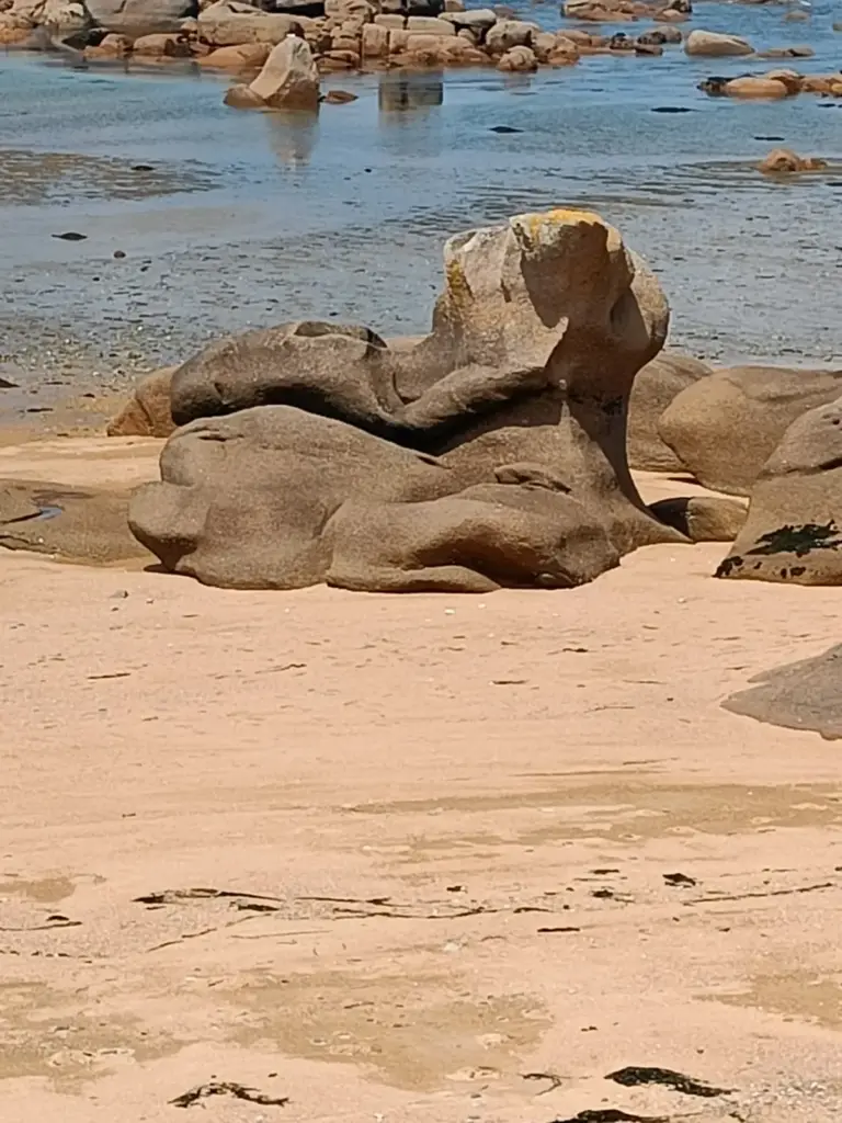 Felsformation Granitküste im Sand bei Ploumanac’h
