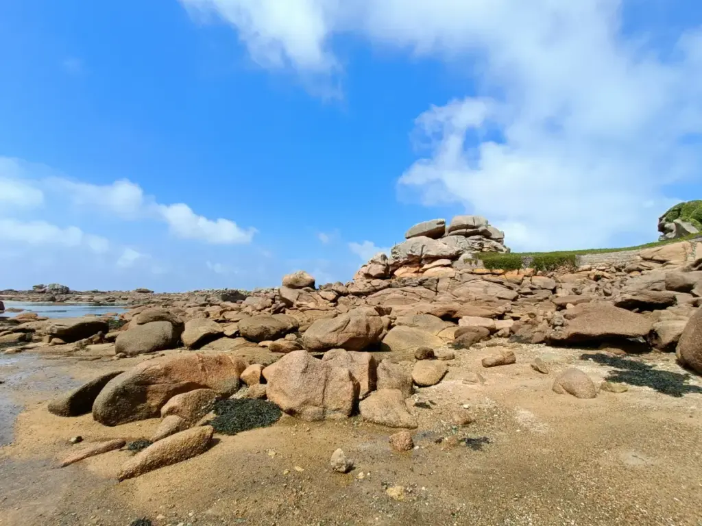 noch mehr Steinfelsen am Strand von Ploumanac’h