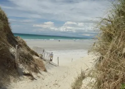 Sandweg zwischen den Dünen zum Atlantik in Tronoën