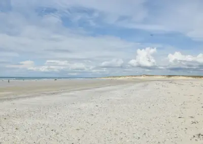 Foto vom weiten großen Sandstrand und den angrenzenden Dünen in Tronoën