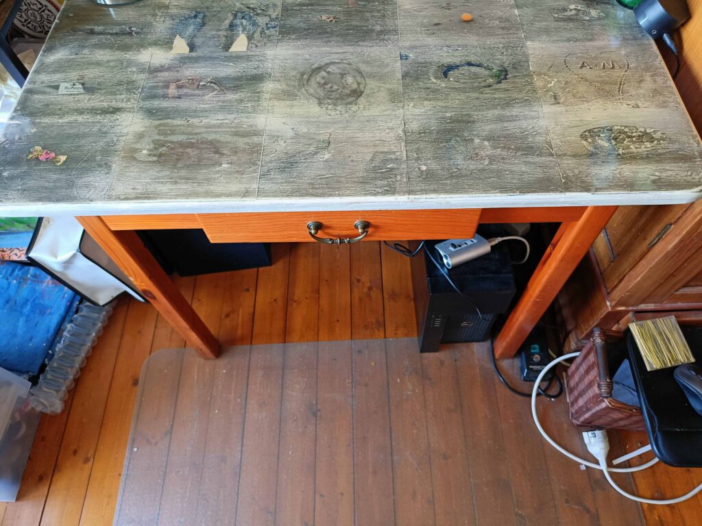 Neue Oberflächengestaltung auf altem Holztisch mit Schublade. Fotos von Strandgut aus Borkum auf die Oberfläche gepotcht.