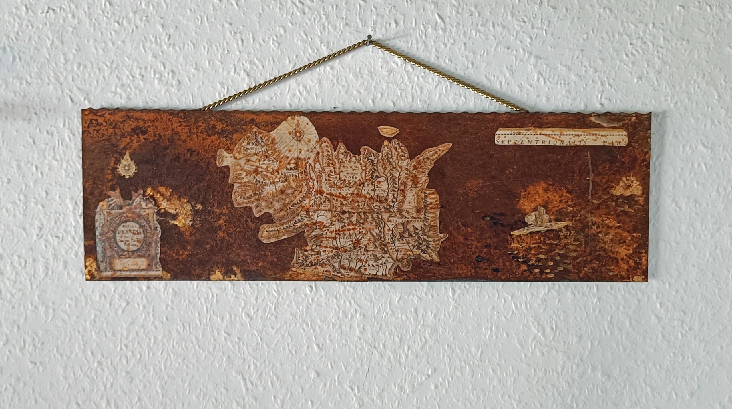 alte Landkarte von 1530 auf rostige Metallplatte geklebt