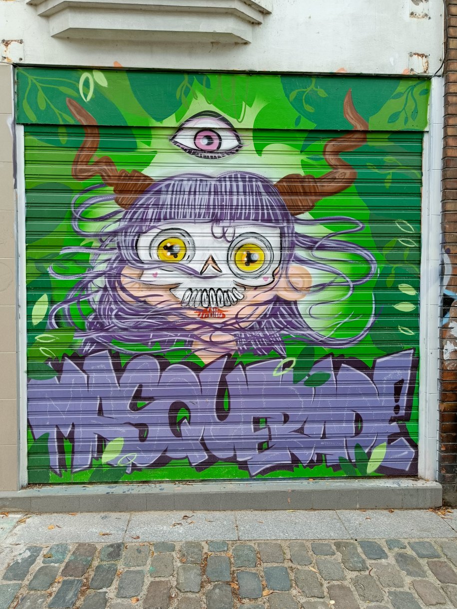 Graffity auf Garagentor lila Tier mit braunen Hörnern in Amiens, Frankreich<br />
